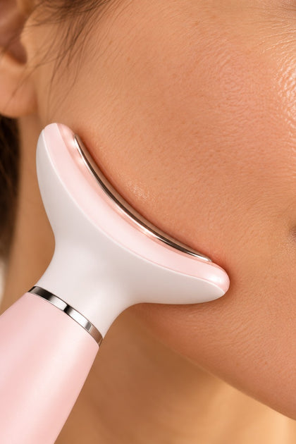Forma's curved contact head resting smoothly against natural cheek skin